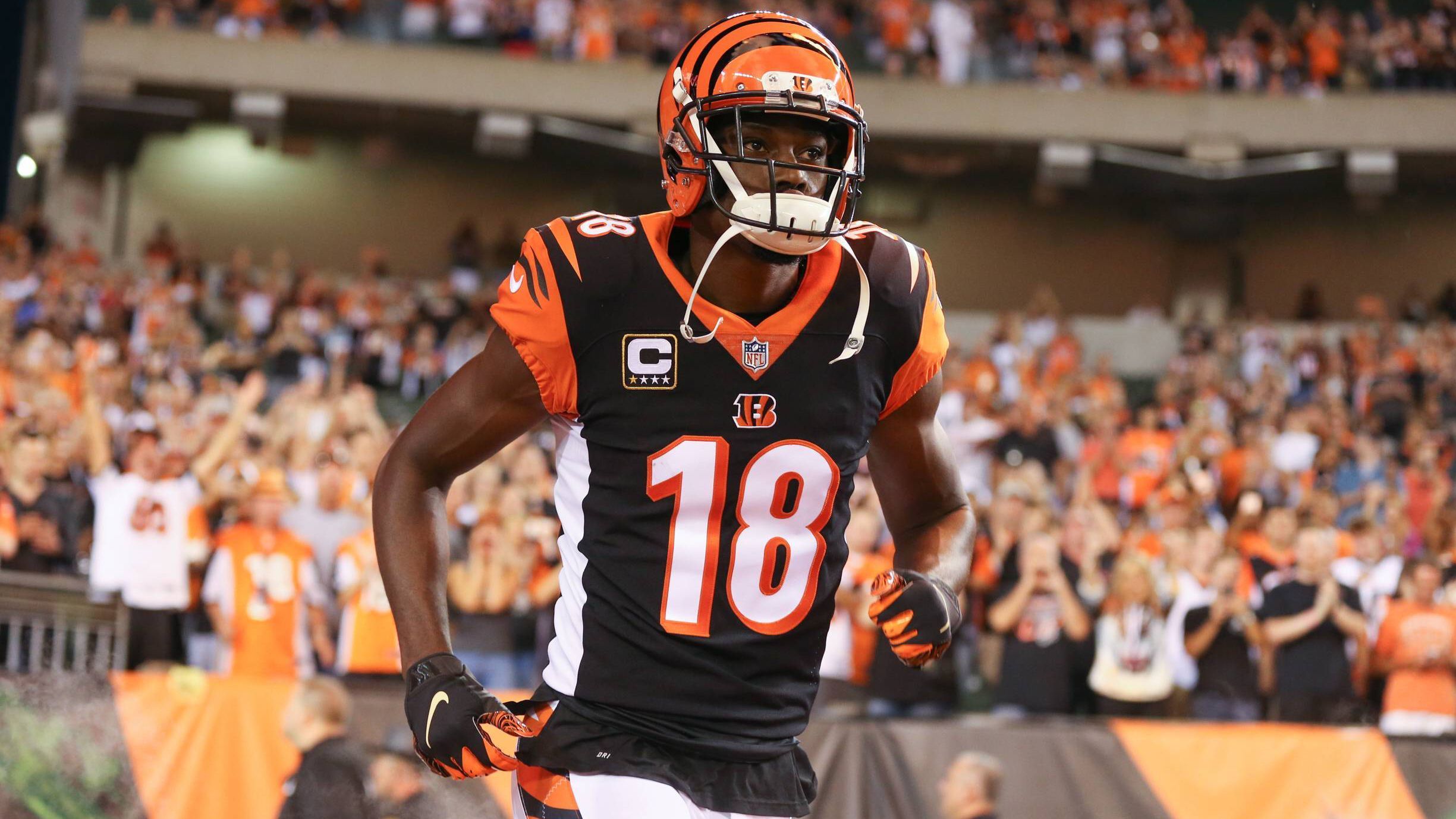 
                <strong>Wide Receiver: A.J. Green</strong><br>
                Wide Receiver Green von den Cincinnati Benglas begann seine NFL-Karriere im Jahr 2011 und erzielte in fünf aufeinanderfolgenden Spielzeiten über 1000 Receiving Yards. In drei dieser fünf Saisons kam der heute 31-Jährige zudem auf zweistellige Touchdown-Zahlen. Nachdem er 2016 die 1000er-Marke in lediglich zehn Einsätzen um nur 36 Yards verpasst hatte, durchbrach er 2017 mit 1078 Yards wieder die Schallmauer. Trotz Verletzungen, die ihn 2018 auf nur neun Spiele beschränkten und in der vergangenen Saison komplett zum Zuschauen zwangen, zählt Green allein von den Zahlen her in diesem Jahrzehnt zu den besten auf seiner Position.
              