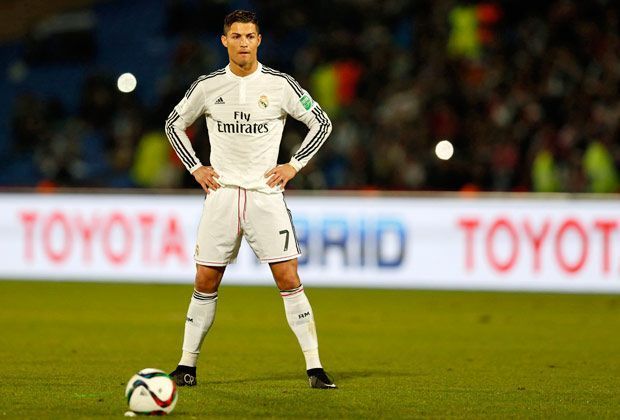 
                <strong>Cristiano Ronaldo</strong><br>
                Breitbeinig, leicht arrogant schauend, das Tor im Fokus. Der Anlauf von Real Madrids Cristiano Ronaldo beim Freistoß ist längst zu seine Markenzeichen geworden. Alaba versucht vor allem über Videos die Technik des Weltfußballers in seine eigenen Freistöße einfließen zu lassen.
              