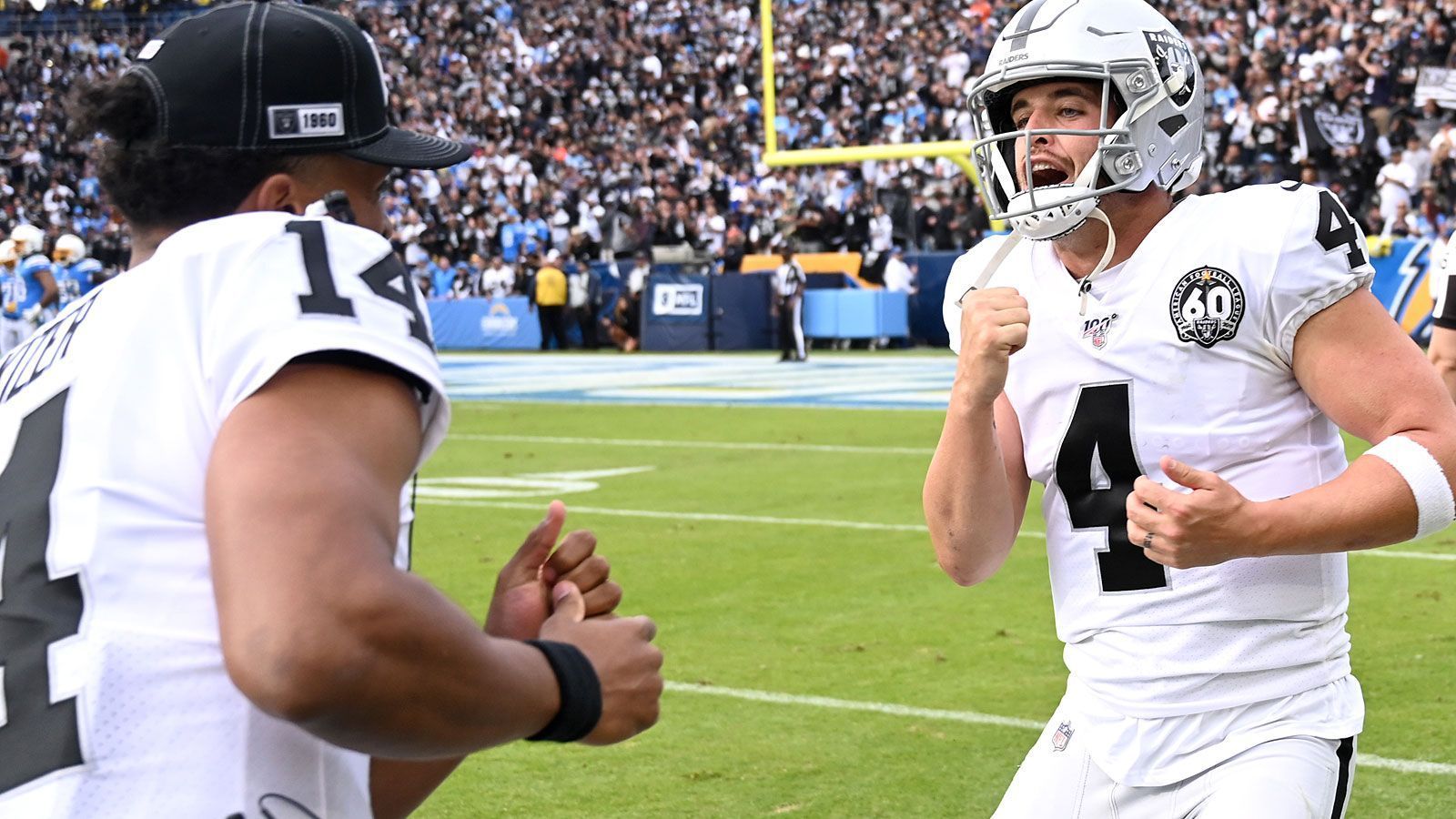 
                <strong>Gewinner: Die Playoff-Hoffnungen der Oakland Raiders</strong><br>
                Die Chancen der Oakland Raiders, doch noch in die Playoffs zu rutschen, schienen nur noch theoretischer Natur. Insgesamt neun Ergebnisse mussten im Sinne der Raiders ausfallen, um die K.o.-Phase zu erreichen. Aber ja, die ersten fünf sind nun tatsächlich eingetreten. Die Raiders schlugen die Chargers, die Steelers verloren gegen die Jets, die Titans gegen die Saints, die Panthers gegen die Colts und die Browns gegen die Ravens. Jetzt müssen die Raiders nur noch die Broncos schlagen, die Steelers gegen die Ravens verlieren, die Titans gegen die Texans und die Jaguars gegen die Colts. Klingt doch gar nicht so unwahrscheinlich, oder?
              