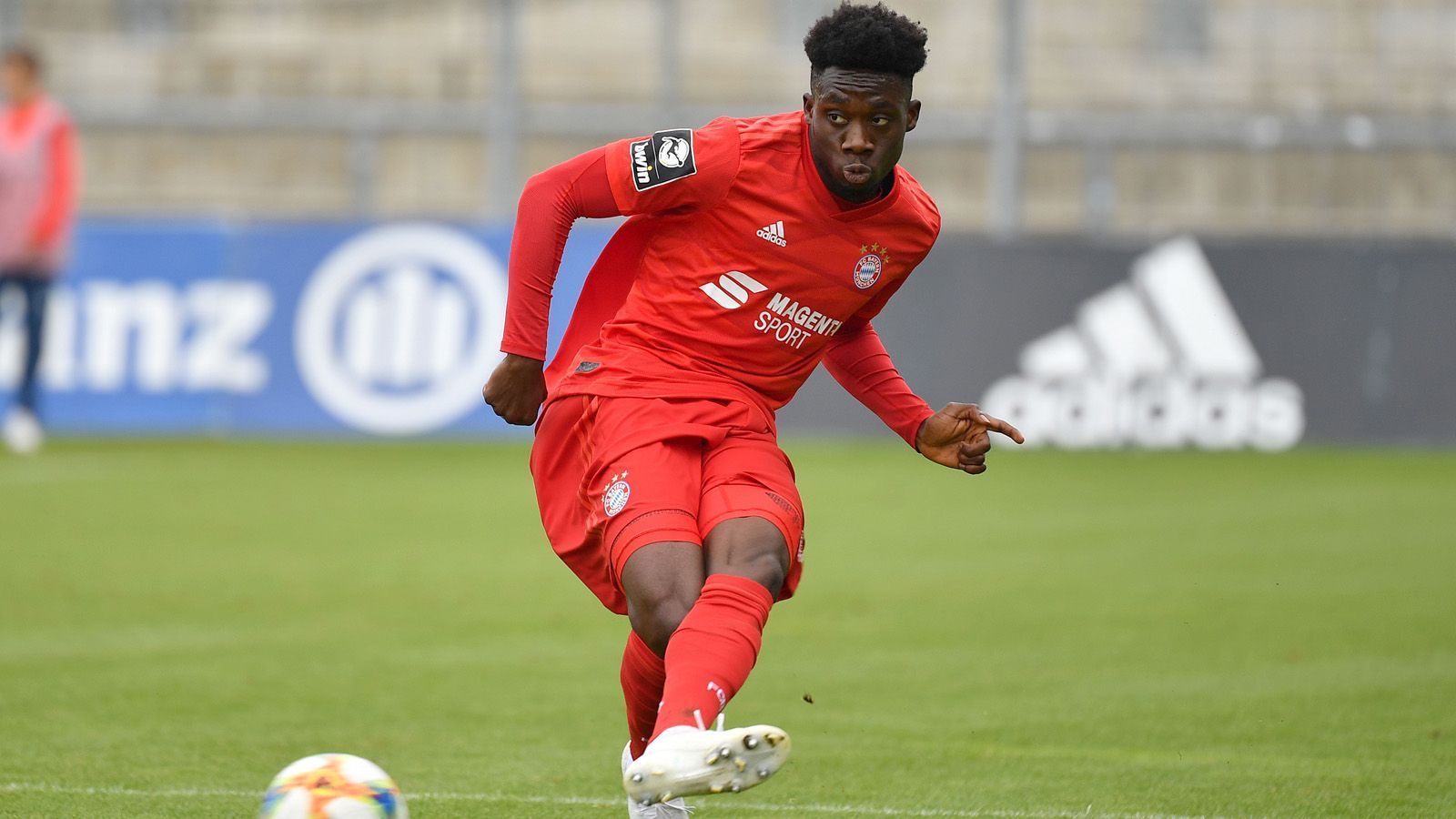 
                <strong>Alphonso Davies </strong><br>
                Alter: 18 JahreVerein: FC Bayern MünchenPosition: LinksaußenNationalität: Kanada
              