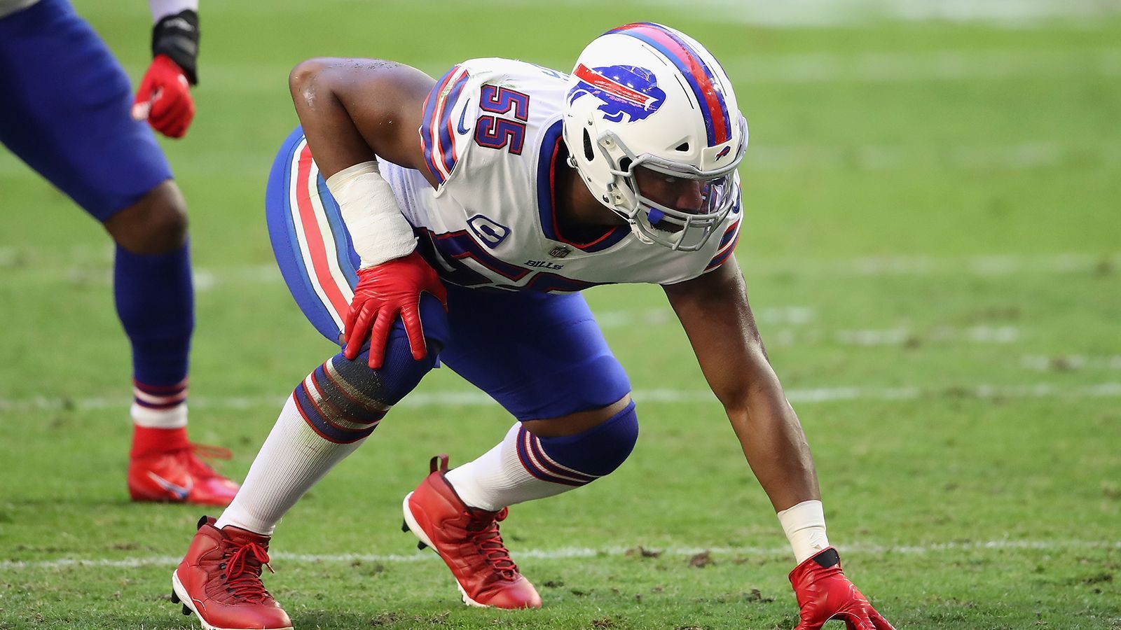 
                <strong>Buffalo Bills: Jerry Hughes</strong><br>
                Jerry Hughes findet sich ebenfalls in der Kategorie "alt, aber gut" wieder. Der 33-Jährige übte in jeder einzelnen Partie Druck auf den Quarterback aus und kam auf insgesamt 55 Pressures. Die Bills verfügen über einige gute Defensive Liner und könnten Hughes in der kommenden Saison als Pass-Rush-Spezialisten einsetzen. 
              