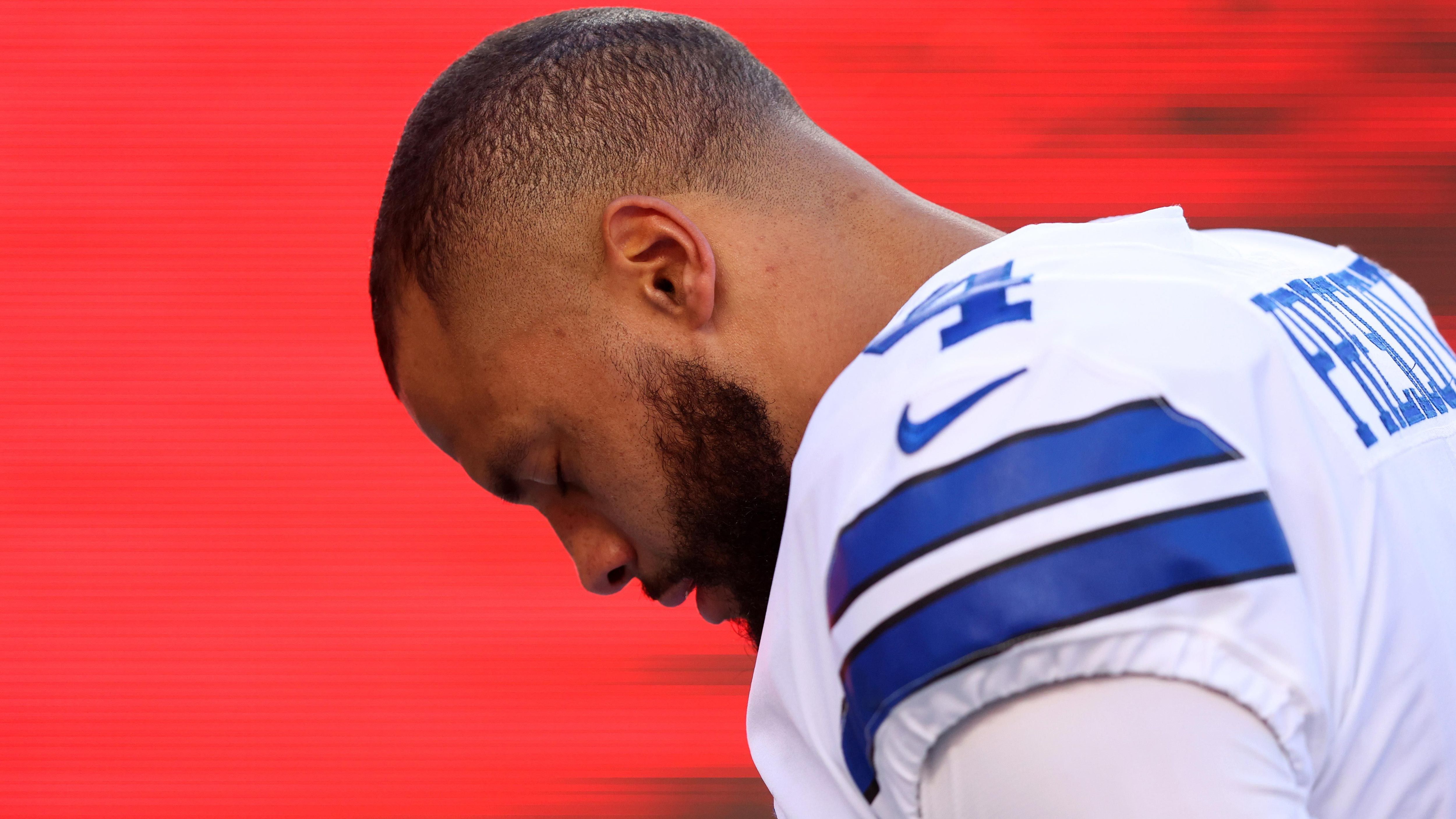 
                <strong>Verlierer: Dak Prescott</strong><br>
                Wieder nichts! Auch in diesem Jahr verpassen die Dallas Cowboys die Chance auf den Super Bowl. Mittendrin Quarterback Dak Prescott, der gehörigen Anteil an der Niederlage gegen die 49ers hatte. Zwei Interceptions warf Prescott und avancierte dadurch zur tragischen Figur des Abends. Nachdem Owner Jerry Jones seinem Quarterback in vergangener Zeit stets den Rücken gestärkt hat, werden nun die Stimmen lauter, die anzweifeln, dass Prescott der Quarterback ist, der das Team zum Super Bowl führen kann und somit der richtige für "America's Team" ist.
              