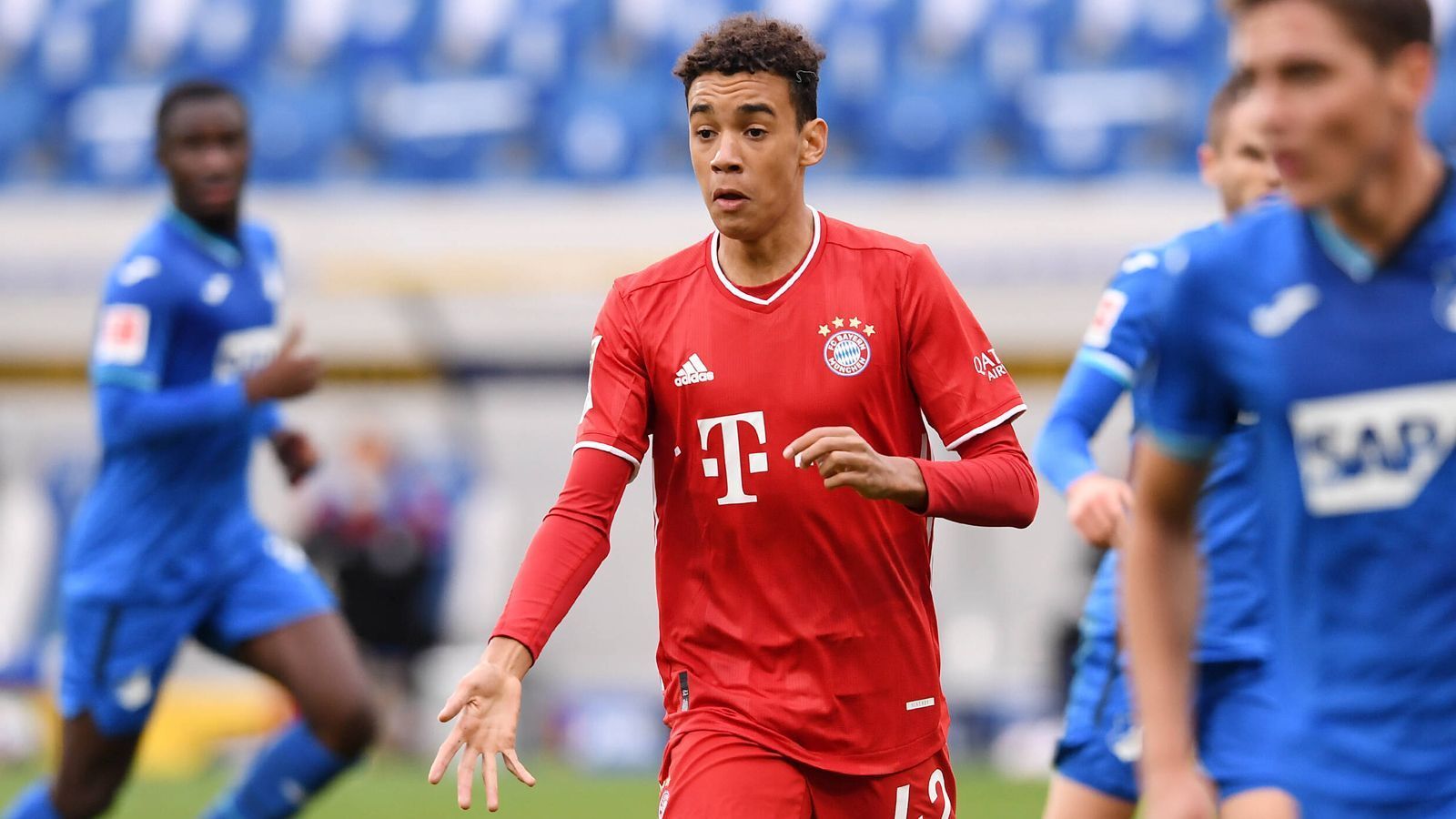 
                <strong>Jamal Musiala</strong><br>
                Der 17-jährige offensive Mittelfeldspieler wechselte im Sommer 2019 vom Nachwuchs des FC Chelsea nach München. Der in Stuttgart geborene Engländer gab bereits vergangene Saison sein Bundesliga-Debüt. Trainer Hansi Flick hält viel von ihm, wechselte Musiala in allen drei Bundesligaspielen der laufenden Saison ein.
              