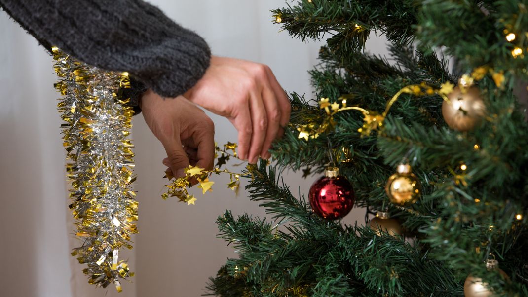 Einige künstliche Weihnachtsbäume sind in ihrem Aussehen nicht von echten zu unterscheiden.