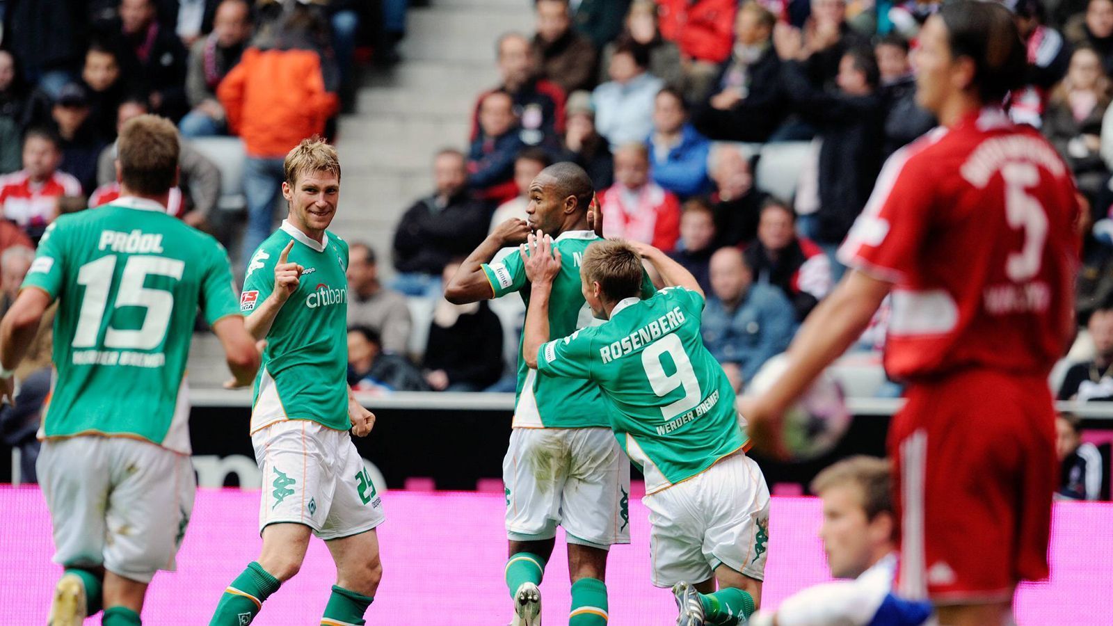 
                <strong>So sah die Welt aus, als Werder zuletzt beim FC Bayern gewann</strong><br>
                20 Niederlagen in Serie: Werder Bremen blickt beim FC Bayern auf eine Horrorserie zurück. Zuletzt konnten die Hanseaten am 20. September 2008 (5:2) gegen Bayern gewinnen. Lange her? Ja, ran.de zeigt, wie die Welt damals aussah.
              