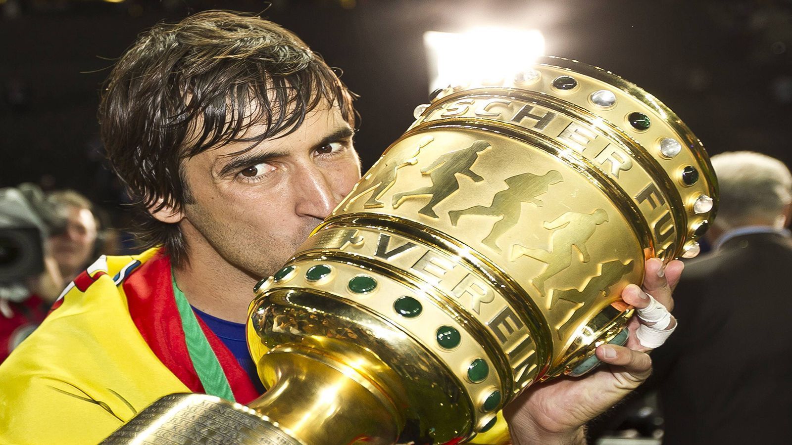 
                <strong>STURM: Raul (FC Schalke 04)</strong><br>
                Welch ein Glück die Bundesliga hatte, einen solchen Spieler zaubern zu sehen. Der Senor mischte die Bundesliga mit zarten 33 Jahren auf, erzielte 2010/11 13 Tore in der Bundesliga und gewann mit Schalke den DFB-Pokal. Legende!
              