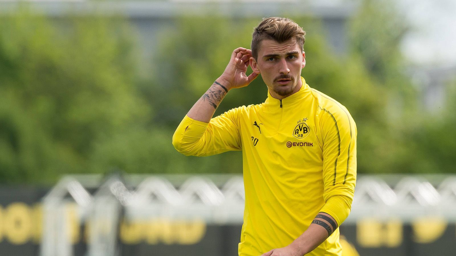 
                <strong>Maximilian Philipp</strong><br>
                Maximilian Philipp könnte ein weiterer Streichkandidat beim BVB sein. Der 25-Jährige hat sich seit seinem Wechsel aus Freiburg vor zwei Jahren nicht wirklich durchsetzen können. Der VfL Wolfsburg, RB Leipzig und Borussia Mönchengladbach gelten als mögliche Interessenten.
              