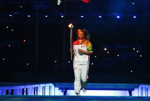 
                <strong>Fackelträgerin</strong><br>
                Tennisspielerin Maria Scharapowa bringt die Olympische Fackel ins Stadion. Gemeinsam mit anderen russischen Sportstars trägt sie das Feuer zum Ort der Entzündung.
              