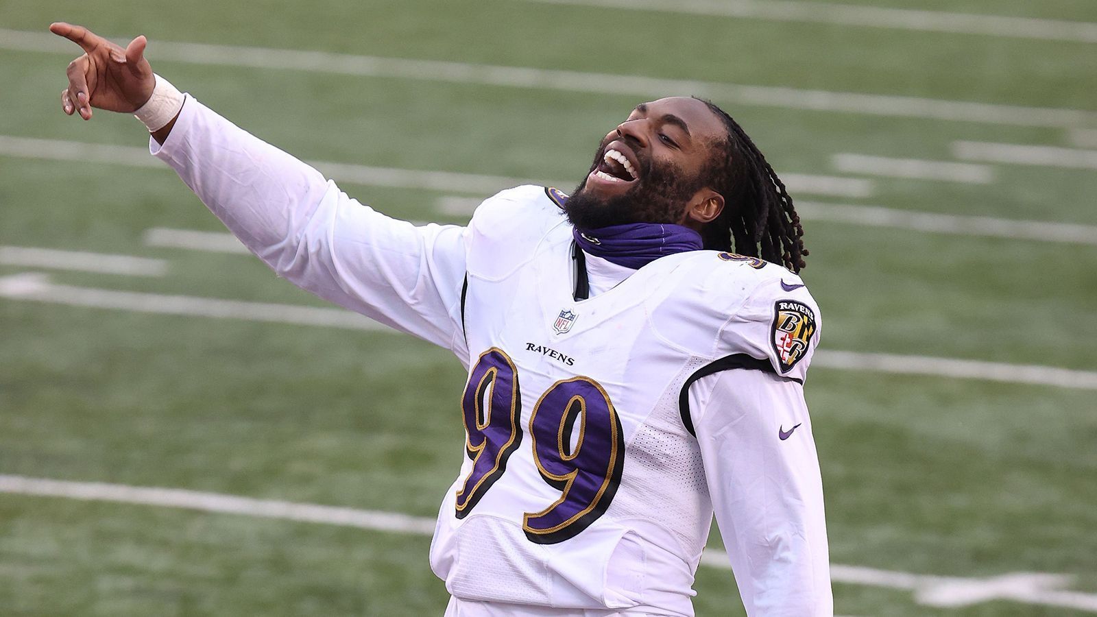 
                <strong>Matt Judon (Defensive Linebacker)</strong><br>
                Die Defense der Patriots war schon in der vergangenen Saison einer der Lichtblicke, wenn man bedenkt, dass unter anderem mit Dont'a Hightower (Opt-Out) eine entscheidende Stütze fehlte. Nun kommt der Inside Linebacker zurück und bekommt prominente Unterstützung - von Outside Linebacker Matt Judon. Der 28-Jährige spielte zuletzt für die Baltimore Ravens. Der zweimalige Pro Bowler bekommt bei den Patriots einen Vierjahresvertrag über 56 Millionen Dollar, 32 Millionen Dollar davon sind garantiert. Mit Judon verstärkt sich der Pass Rush der Patriots um ein Vielfaches.
              