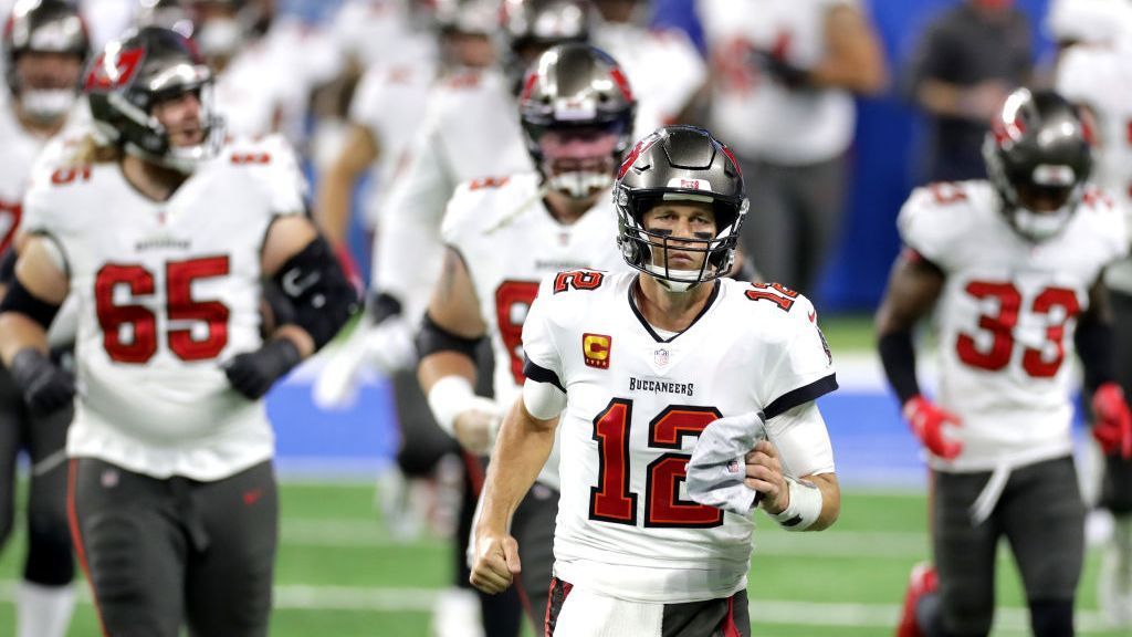 
                <strong>Tom Brady (Tampa Bay Buccaneers)</strong><br>
                Für Tom Brady ist es eine gute Saison. Eine 11-5-Bilanz, ein Playoff-Platz, etliche Franchise-Rekorde der Tampa Bay Buccaneers aufgestellt und mit 4633 Passing Yards die drittlängste Luftstrecke aller Quarterbacks in dieser Saison zurückgelegt. Weil er damit eben unter den Top-5 gelandet ist, schaltet sich im Vertrag des mittlerweile 43-Jährigen daher ein Bonus über 562.500 US-Dollar frei.
              