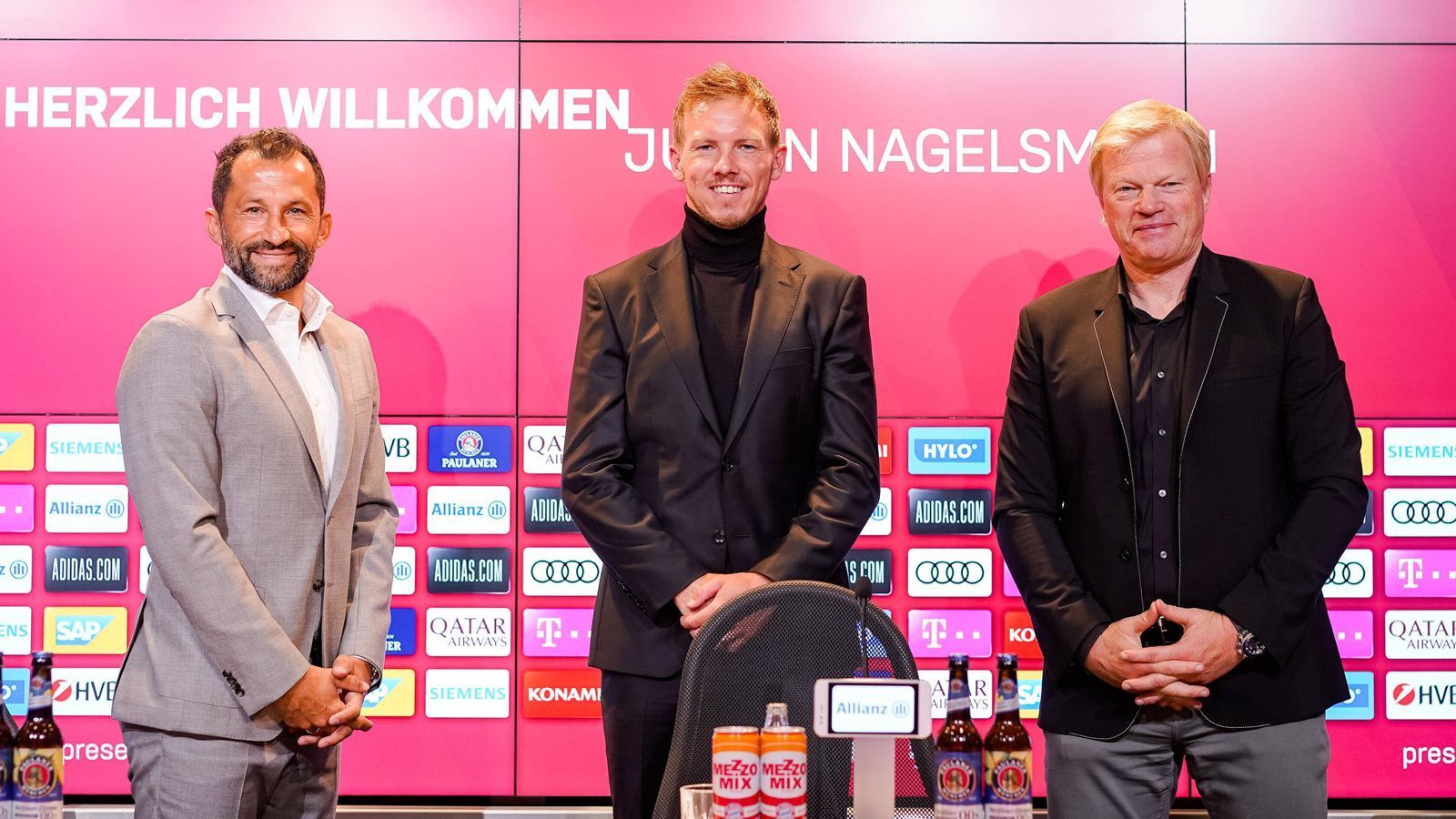 
                <strong>Vorstellung von Julian Nagelsmann</strong><br>
                Der FC Bayern verkündete im April 2022 die Verpflichtung von Julian Nagelsmann als Nachfolger von Trainer Hansi Flick und stattete den damals 33-Jährigen mit einem Fünfjahresvertrag aus. Ablöse an RB Leipzig: 25 Millionen Euro. "Wir werden viel Freude an ihm haben", sagte Sportvorstand Hasan Salihamidzic (li.).
              
