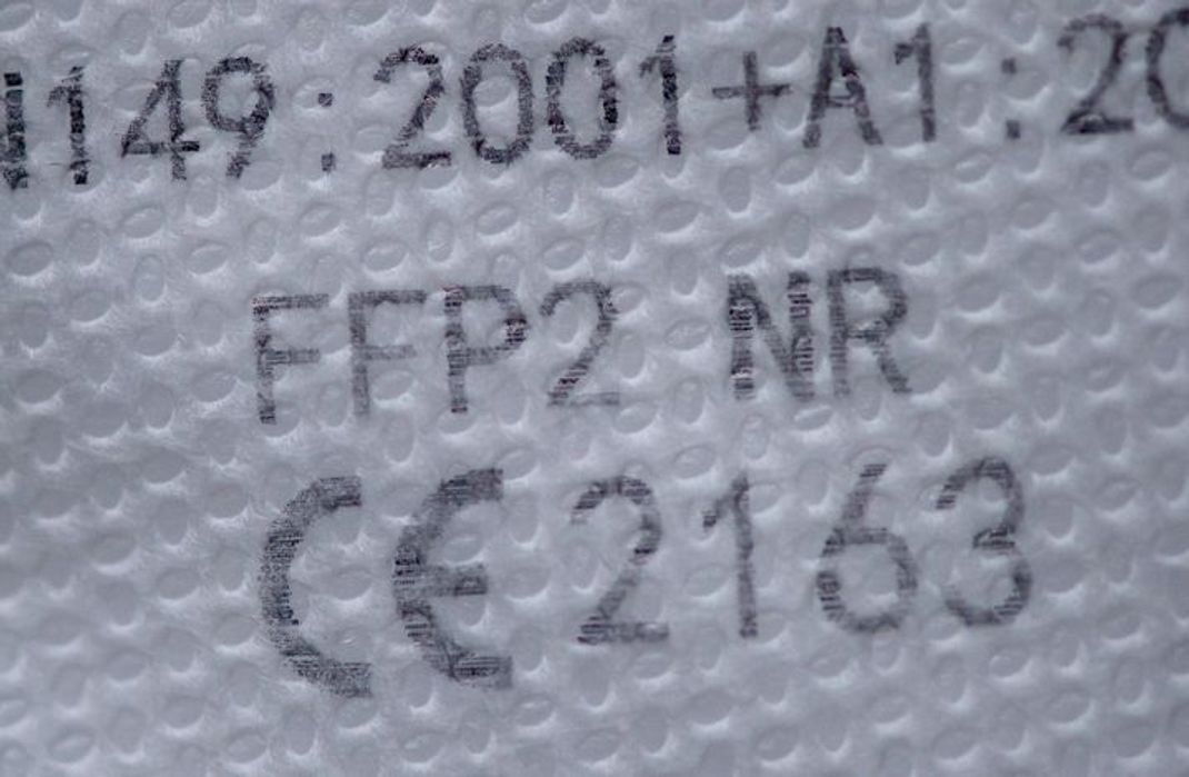 So sieht die CE-Kennzeichnung und der Prüfcode auf einer FFP2-Maske aus. 