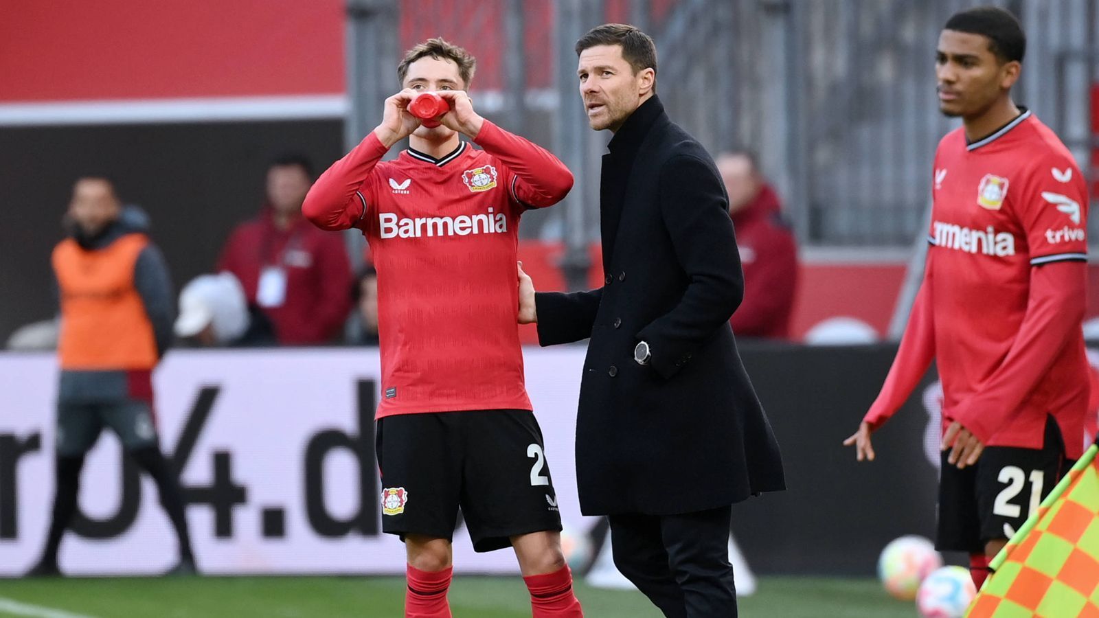 
                <strong>Bayer 04 Leverkusen</strong><br>
                Zugänge: - Noah Mbamba (FC Brügge, 100.000 Euro)- Patrick Pentz (Stade Reims, Ablöse noch nicht bekannt)- Gustavo Puerta (Bogota FC, zwei Millionen Euro)Abgänge: - Paulinho (Clube Atletico Mineiro, Leihe)- Zidan Sertdemir (Nordsjaelland, Ablösesumme nicht bekannt)- Gustavo Puerta (1. FC Nürnberg, Leihe unmittelbar nach eigener Verpflichtung)
              