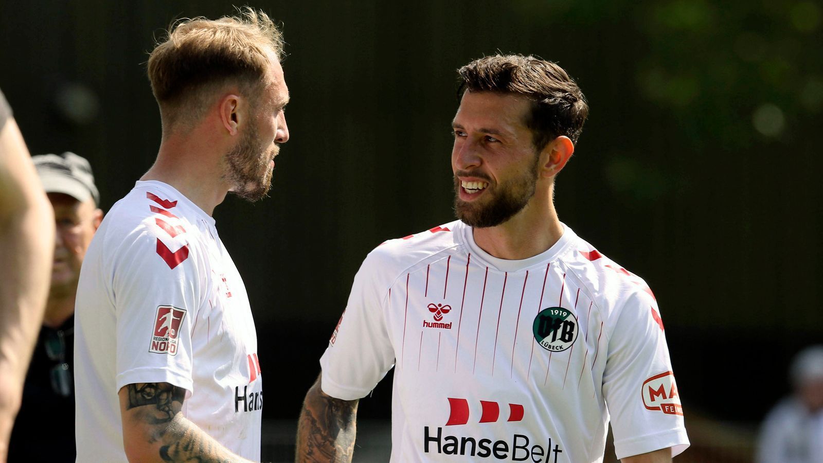 
                <strong>Schleswig-Holstein: VfB Lübeck</strong><br>
                Im hohen Norden gab es das Duell der beiden Regionalligisten Weiche Flensburg und Lübeck. Dabei krönten die Lübecker ihre famosen Saison und setzten sich mit 2:1 durch. Nach dem Meistertitel in der Regionalliga Nord und dem damit verbundenen Drittliga-Aufstieg folgte somit auch der Pokalsieg. 
              