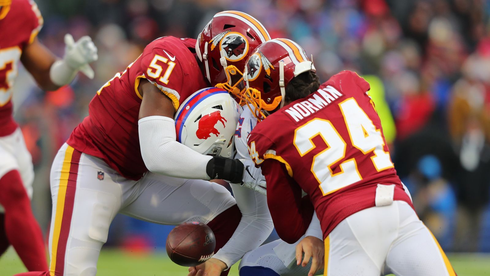 
                <strong>Platz 21: Washington Redskins - 366,1 zugelassene Yards pro Spiel</strong><br>
                Die Redskins-Defensive kann nicht an die guten Leistungen aus der Vorsaison anknüpfen. Sowohl gegen den Lauf, als auch gegen den Pass sieht es bei den "Skins" nicht gut aus. Einziger Lichtblick: Cornerback Quinton Dunbar, der drei Interceptions verbuchte.Turnover: 11 - Interceptions: 8 / Fumbles: 3  Sacks: 21zugelassene Punkte pro Spiel: 24,3
              