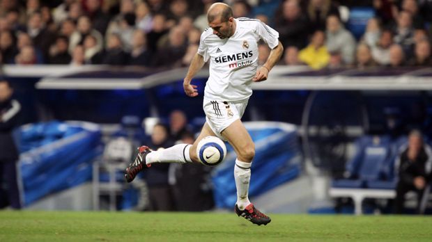
                <strong>Linkes Mittelfeld - Zinedine Zidane (früher unter anderem Real Madrid/Frankreich)</strong><br>
                Linkes Mittelfeld - Zinedine Zidane (früher unter anderem Real Madrid/Frankreich)
              