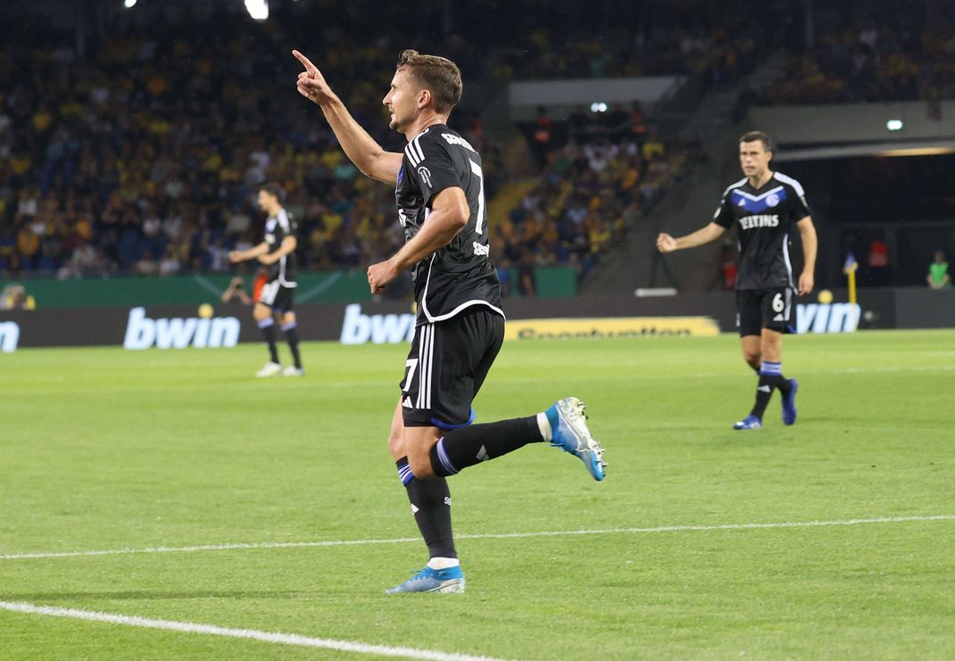 DFB Pokal 2023 / 2024: Der FC Schalke 04 steht nach dem 3:1 in Brauschweig in der 2. Runde des DFB Pokals