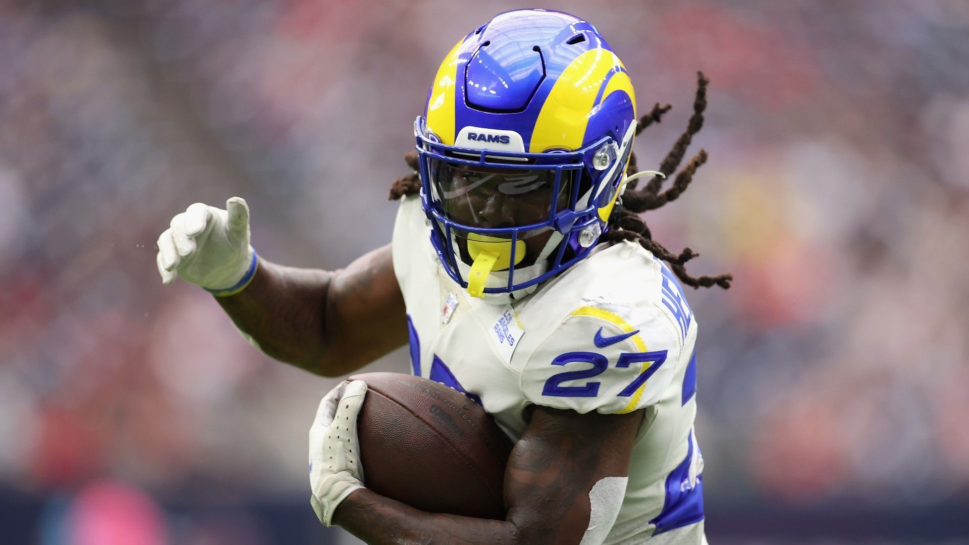 
                <strong>Running Back: Darrell Henderson (Los Angeles Rams) </strong><br>
                Obwohl die Los Angeles Rams mit der Verpflichtung von Odell Beckham Jr. eine weitere Option in der Pass-Offensive hinzugefügt haben, bleibt das Laufspiel für das System von Head Coach Sean McVay essenziell. Hier hat sich nach der Verletzung von Cam Akers der eigentliche Backup Darrell Henderson als zuverlässig erwiesen und schon mehrere Fantasy-relevante Spiele aufs Feld gezaubert. Gegen die San Francisco 49ers hat er nun beste Chancen, eine weitere nachzulegen. Die Niners-Defense ließ in der vergangenen Woche gegen die Arizona Cardinals eine Monster-Performance von James Conner (drei Touchdowns) zu. 
              