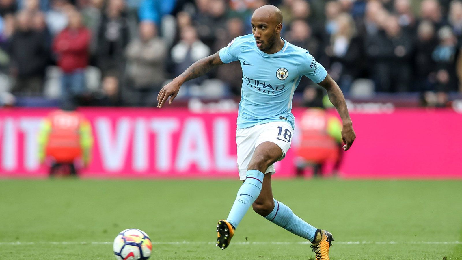 
                <strong>Fabian Delph (England)</strong><br>
                Fabian Delph überzeugte bei Manchester City mit seiner Vielseitigkeit im Mittelfeld. Trotzdem rechneten die meisten eher mit einer Berufung von Arsenal-Star Jack Wilshere. Der englische Nationaltrainer Gareth Southgate gab jedoch dem 28-Jährigen den Vorzug, der sein bis dato letztes Länderspiel im November 2015 absolvierte.
              