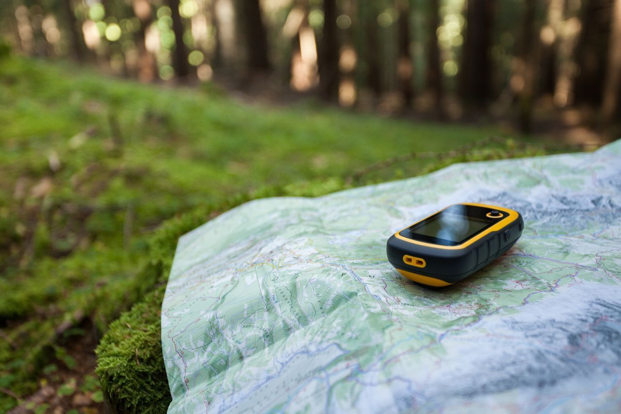 Für eine Schatzsuche bist du nie zu alt! Beim Geocaching suchst du mit GPS-Gerät oder Smartphone versteckte Gegenstände in der Natur.