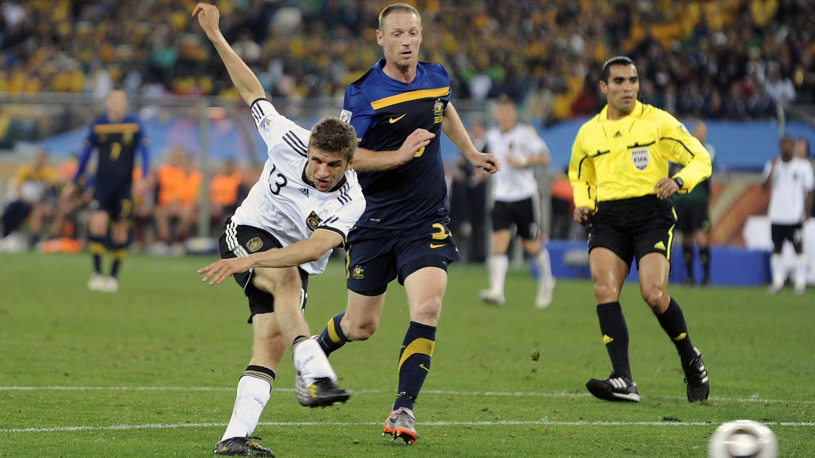 
                <strong>Platz 8 - Thomas Müller</strong><br>
                &#x2022; Alter beim WM-Debüt: 20 Jahre, neun Monate<br>&#x2022; Endrunde: WM 2010<br>&#x2022; Begegnung: Deutschland-Australien 4:0 (13. Juni 2010)<br>
              