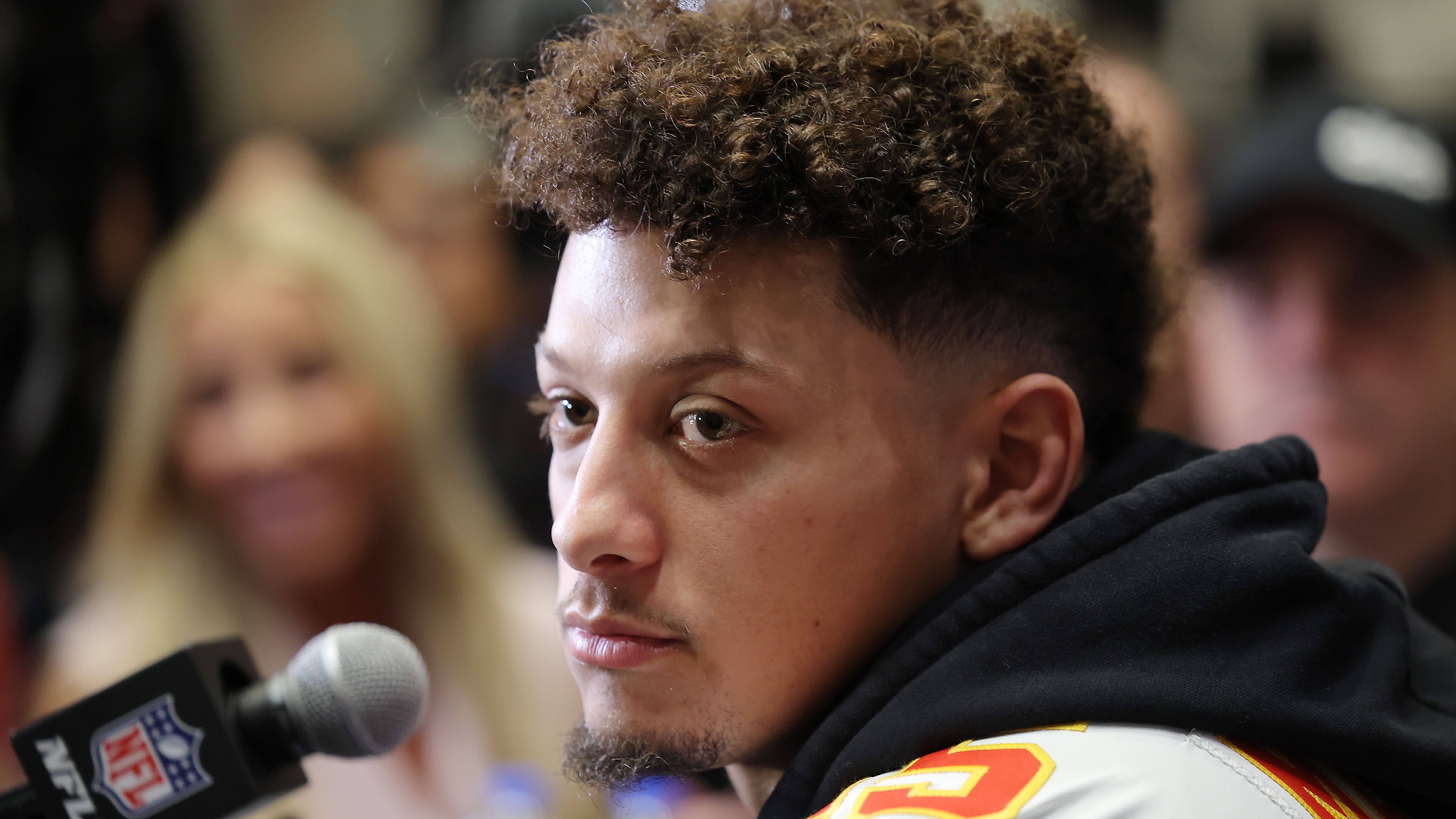 <strong>Patrick Mahomes</strong><br>Wir beten jetzt hier nicht alle möglichen Statistiken und Wahrscheinlichkeiten runter, bei denen man auf Mahomes setzen kann. Dafür sind es zu viele und zu alltägliche Wettoptionen. Jedoch ... wer darauf setzt, dass ein Quarterback im Super Bowl eine Reception statistisch aufweisen kann, der wird fürstlich belohnt (+1600). Wir sagen nur: "Philly Special (Reverse?)!" In der gesamten Historie haben bisher drei QBs einen TD im Super Bowl gefangen: Nick Foles, John Elway und Jim Kelly.