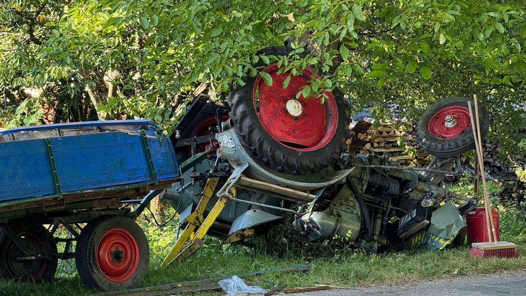 Der Traktor ist in einer Rechtskurve von der Fahrbahn abgekommen.