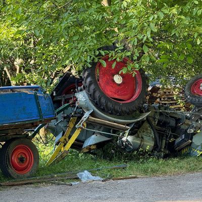 Traktor mit Anhänger kommt von Straße ab