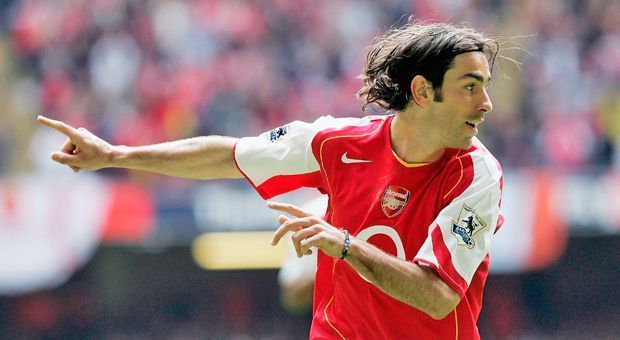 
                <strong>Mittelfeld: Robert Pires</strong><br>
                2000 bis 2006278 Spiele81 Tore
              