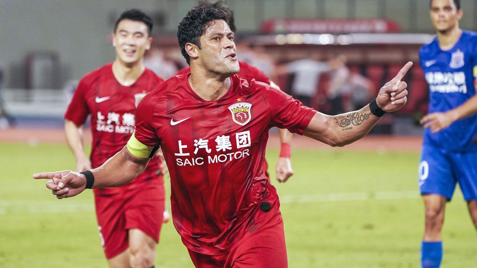 
                <strong>Hulk (Shanghai SIPG)</strong><br>
                In Shanghai muss Arnautovic das Rampenlicht mit weiteren Stars teilen, etwa Kapitän Hulk. Der 32-jährige Brasilianer spielt seit Mitte 2016 für Shanghai SIPG und hat seitdem 61 Treffer in 109 Spielen für die Chinesen erzielt. Mit einer angeblichen Ablösesumme von 55,80 Millionen Euro war der Ex-Nationalspieler zwischenzeitlich auch mal der teuerste Einkauf in der Geschichte der chinesischen Super League, wurde aber kurze Zeit später von einem Mitspieler abgelöst. Und zwar von ...
              