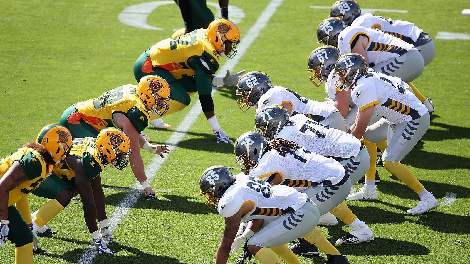 
                <strong>Alliance of American Football - Investoren wenden sich rasch ab</strong><br>
                Investor Reggie Fowler wendete sich schon nach der ersten Woche ab und ließ die AAF damit gewissermaßen im Regen stehen. So sprang Tom Dundon ein. Aber auch dem Besitzer der Carolina Hurricans aus der NHL verging zeitig die Lust. Statt der angekündigten 250 Millionen US-Dollar pumpte Dundon gerade einmal 70 Millionen US-Dollar in die Liga. Und so wurde bereits am 2. April - also nicht einmal zwei Monate nach dem Saisonstart - der Spielbetrieb eingestellt. Zu Grabe getragen wurde die AAF offiziell am 17. April 2019. Seither gilt sie als mahnendes Beispiel für allzu eifrige Football-Liebhaber, die die NFL-freie Zeit unbedingt mit ihrem bevorzugten Sport füllen wollen. 
              