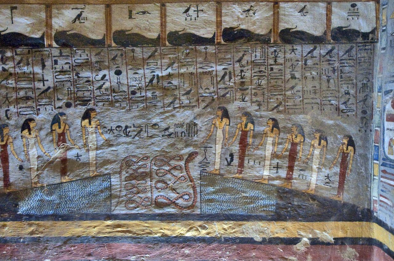 Grabkammer Ramses I.: Der Pharao regierte ab 1291 vor Christus, gerade mal etwas über ein Jahr. In seiner Grabkammer im Tal der Könige bei Luxor ist die typische Mischung aus Wandmalereien und beschreibenden Hieroglyphen, im oberen Bereich, zu sehen.