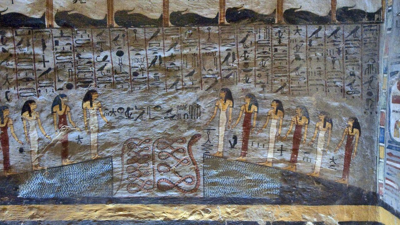 Grabkammer Ramses I.: Der Pharao regierte ab 1291 vor Christus, gerade mal etwas über ein Jahr. In seiner Grabkammer im Tal der Könige bei Luxor ist die typische Mischung aus Wandmalereien und beschreibenden Hieroglyphen, im oberen Bereich, zu sehen.