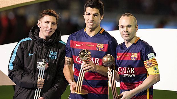 
                <strong>Die Top Ten der besten Fußballer 2015 laut Marca</strong><br>
                Der FC Barcelona hat das Fußball-Jahr 2015 dominiert wie selten ein Team zuvor. Da verwundert es auch nicht, dass die spanische Sportzeitung "Marca" in ihre Top Ten der besten Kicker des Jahres nahezu nur Profis der Katalanen beruft - zumal das Blatt dem Klub ohnehin sehr nahe steht. Auch die Herren Messi, Suarez und Iniesta (v. li.) dürfen natürlich nicht fehlen. ran.de zeigt die zehn Auserwählten.
              
