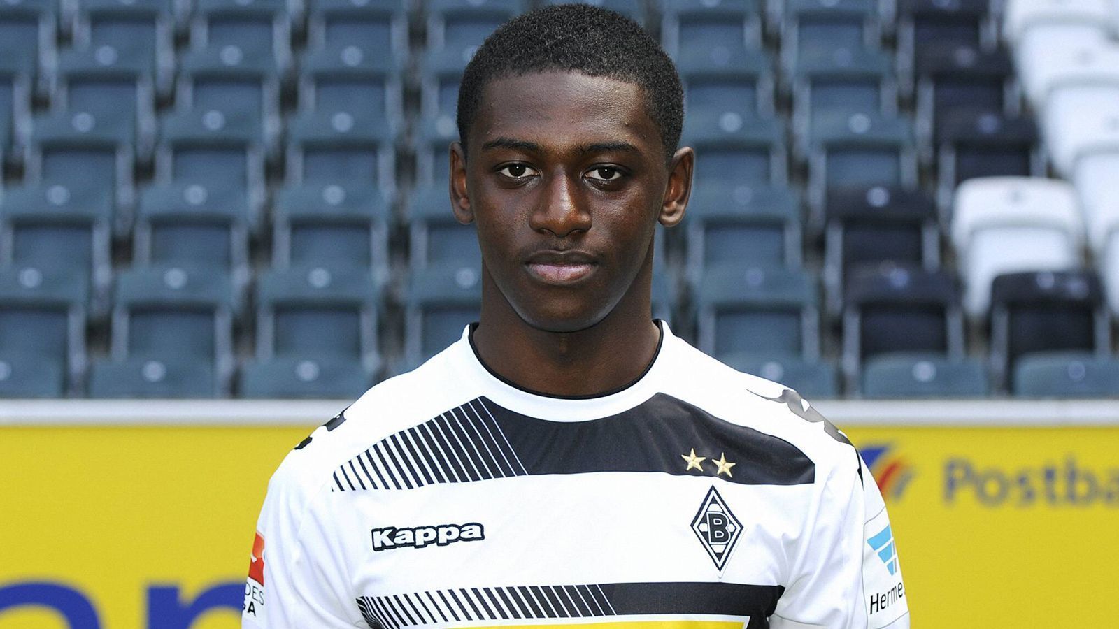 
                <strong>1.343 Fehltage - Mamadou Doucoure der größte Pechvogel der Bundesliga</strong><br>
                Es war ein Coup des früheren Sportdirektors Max Eberl, als er den Verteidiger 2016 verpflichtete. Ein Mega-Talent von Paris St. Germain, U17-Europameister 2015, 32 Junioren-Länderspiele für die U16-, U17- und U18-Teams aus Frankreich hatte er bereits gesammelt. Gladbach stach einige Top-Konkurrenten aus und stattete Doucoure deshalb gleich mal mit einem Fünfjahresvertrag aus. 
              