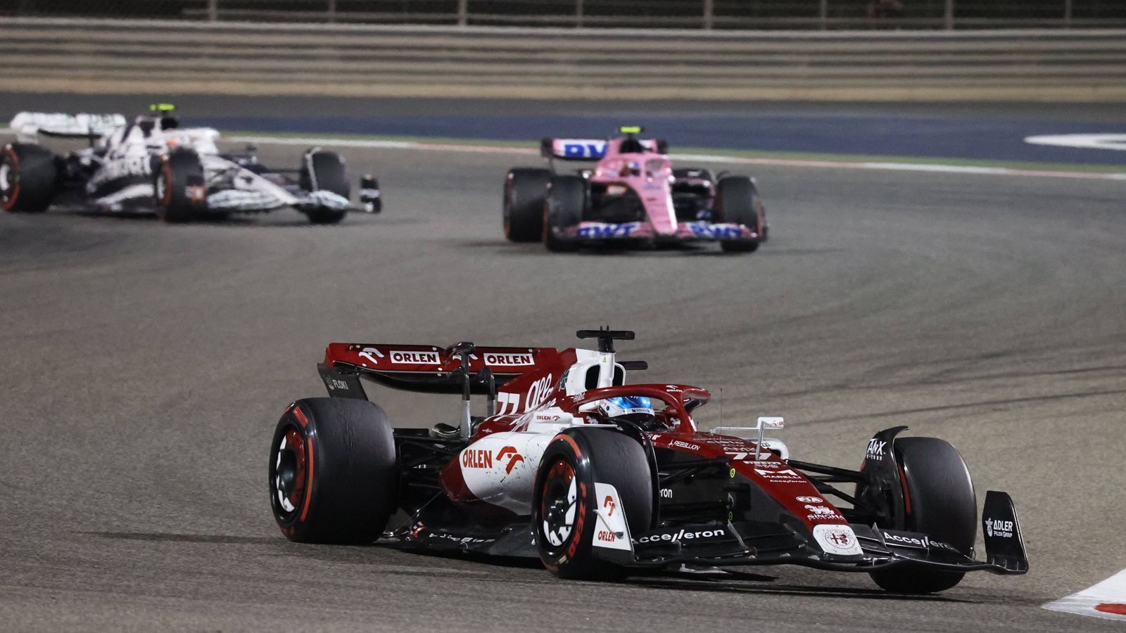 
                <strong>Gewinner: Alfa Romeo</strong><br>
                Auf so etwas wie bei Haas hatte die Formel 1 beim neuen Reglement gehofft, und in Bahrain überraschte nicht nur der US-Rennstall, sondern auch Alfa Romeo. Routinier Valtteri Bottas raste im Qualifying auf Platz sechs, den er nach einem wilden Rennen auch ins Ziel brachte. Sein Rookie-Teamkollege Guanyu Zhou feierte – auch bedingt durch die Ausfälle am Ende – als Zehnter seinen ersten WM-Punkt. Auch Alfa war zuletzt sportlich arg gebeutelt und hofft nun wie Haas auf eine Fortsetzung des positiven Momentums.
              