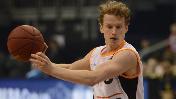 
                <strong>Per Günther - Point Guard (ratiopharm Ulm)</strong><br>
                Mit 25 Jahren steht Per Günther vor seiner ersten EM-Teilnahme. Die EM 2011 verpasste er noch wegen eines Mittelfußbruchs. Jetzt hat er endlich die Chance, seine Klasse auch gegen internationale Top-Spieler unter Beweis zu stellen.
              