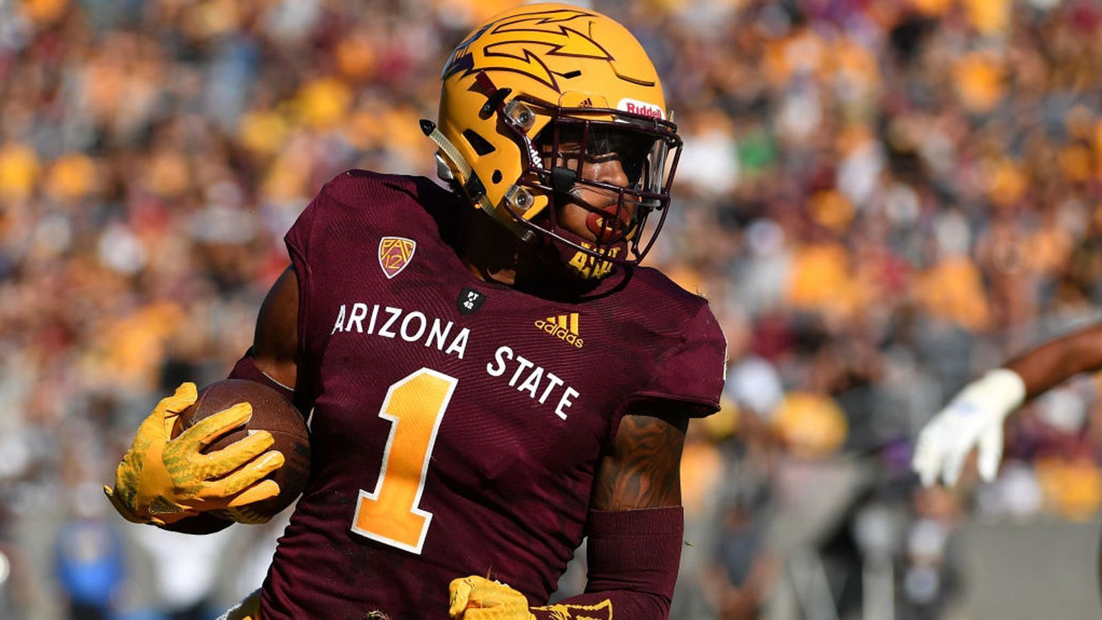 
                <strong>N'Keal Harry (Arizona State)</strong><br>
                Der 1,93 Meter große Wide Receiver agierte am College sehr konstant, kam in drei Jahren auf starke 2889 Receiving-Yards und insgesamt 25 Touchdowns. Harry ist sehr fangsicher und präsentiert sich auf dem Spielfeld sehr konzentriert. Dennoch schlägt ihm vor dem Draft auch viel Skepsis entgegen: Viele Scouts empfinden ihn als nicht explosiv und schnell genug, um sich von einem Top-Passverteidiger abzusetzen. Zudem war er in der gegnerischen "Red Zone" oft kein Faktor. Umso schwieriger ist es einzuschätzen, wann er gedraftet wird – von der 1. bis zur 4. Runde ist irgendwie alles möglich.
              