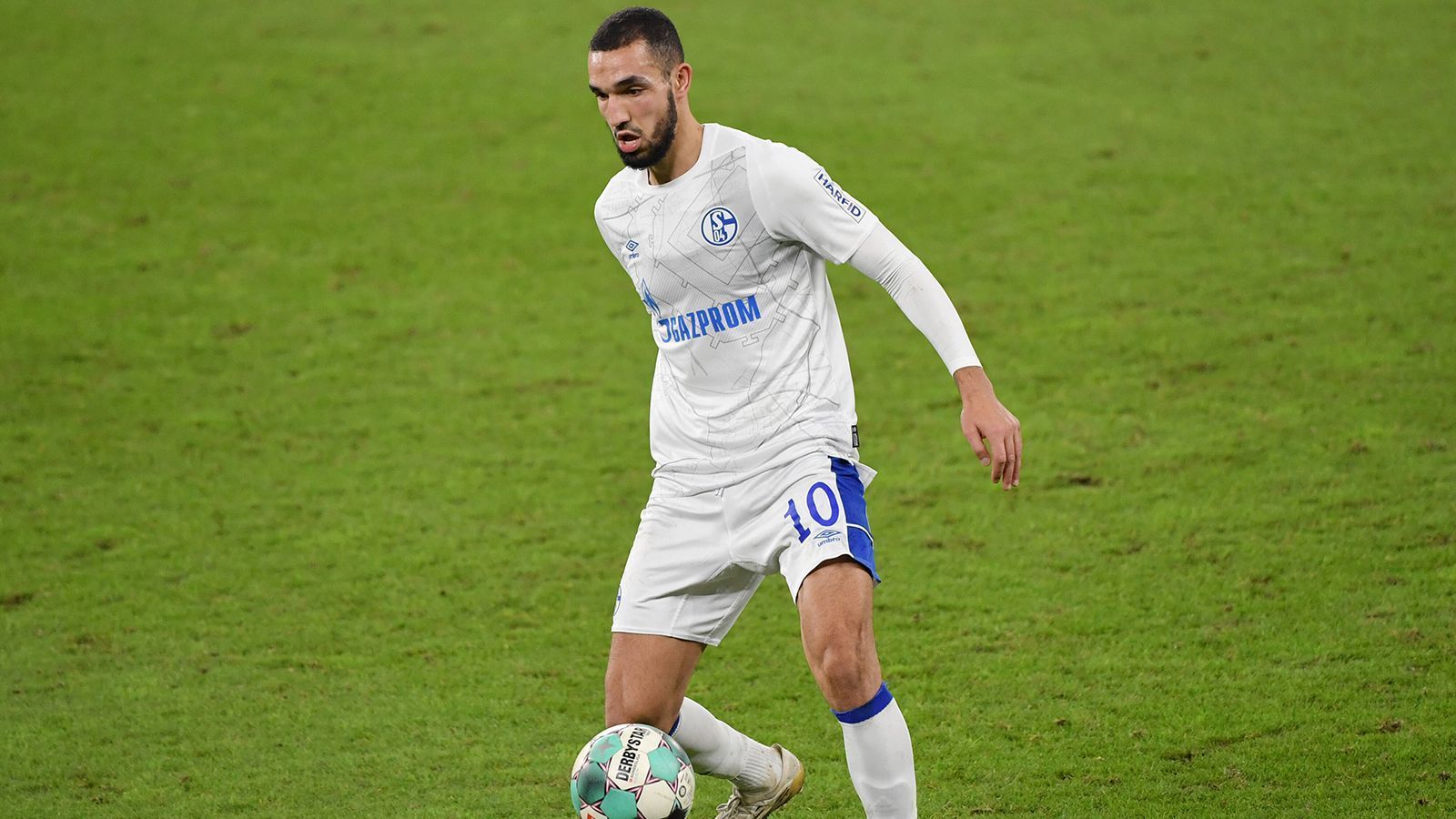 
                <strong>Nabil Bentaleb (FC Schalke 04)</strong><br>
                S04 wird froh sein, dass das Missverständnis mit Nabil Bentaleb in absehbarer Zeit endlich vorüber ist. Unter Domenico Tedesco war der Algerier über einen längeren Zeitraum unverzichtbar, doch auch schon damals wurde er erstmals wegen schlechten Benehmens suspendiert. Bis heute kamen weitere vier Suspendierungen dazu. Zwischenzeitlich konnte der Mittelfeldmann mal nach England verliehen werden, schaffte den Umschwung aber nicht mehr. Im Sommer ist dann definitiv Schluss auf Schalke.
              