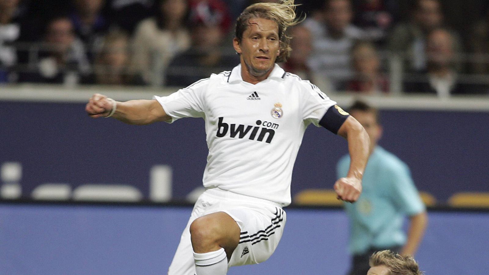 
                <strong>Michel Salgado</strong><br>
                Er kam 1999 zu Real Madrid und blieb zehn Jahre. Der Außenverteidiger bestritt 251 Spiele für den spanischen Rekordmeister.
              