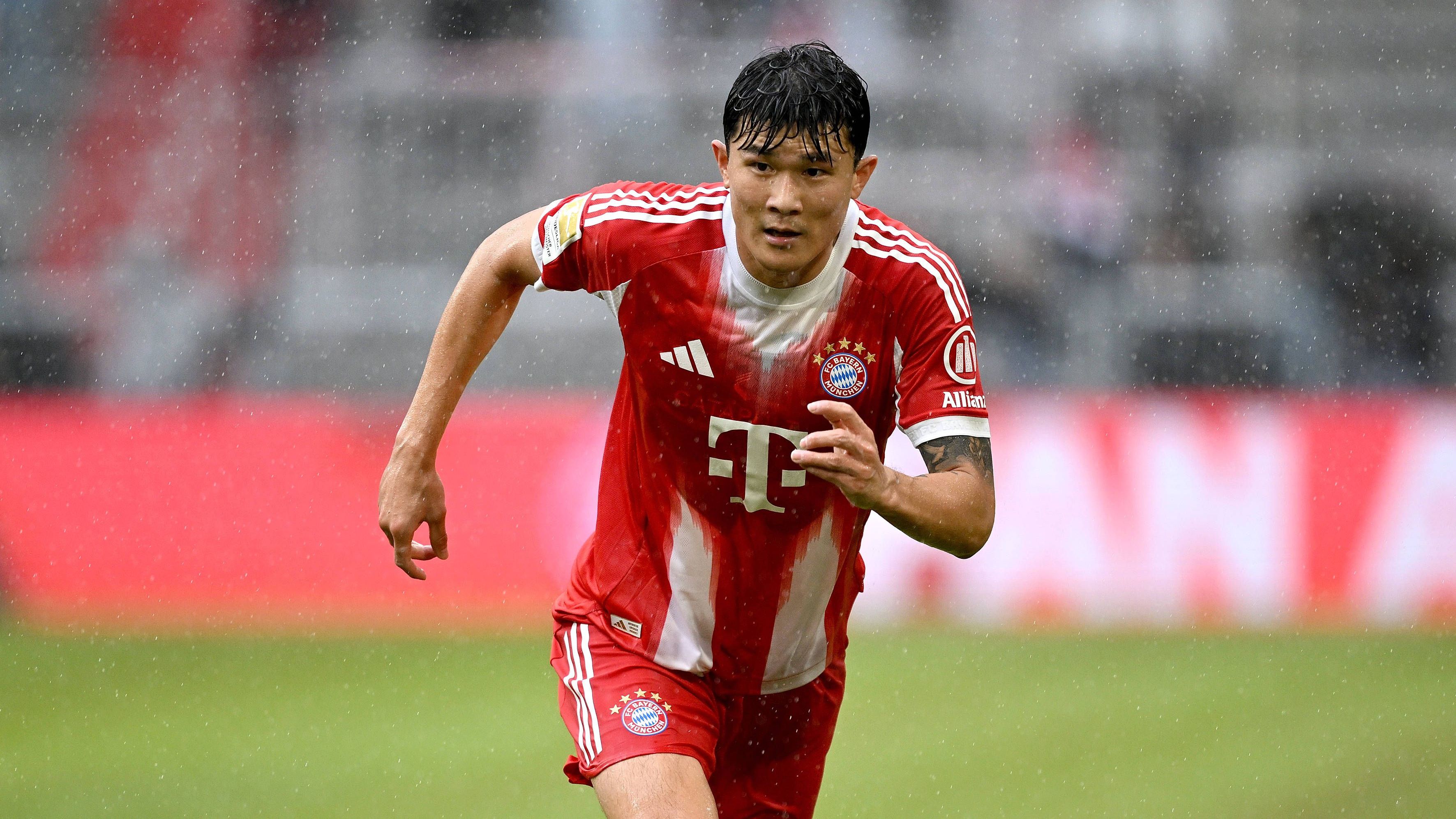 <em><strong>Min-jae Kim (FC Bayern München)</strong><br>Die Zukunft von Min-jae Kim bleibt wohl weiterhin ungewiss. Dem "Kicker" zufolge gehört der Innenverteidiger zu den Abgangskandidaten beim FC Bayern München. Ein Verkauf könnte sich aber als schwierig herausstellen, da das Gehalt des Südkoreaners viele Interessenten abschrecken soll. Zudem fordern die Münchner laut dem Bericht eine hohe Ablöse für Kim. Sollte der 28-Jährige dennoch gehen, wird der deutsche Rekordmeister wohl selbst noch einmal auf dem Transfermarkt aktiv.</em>
