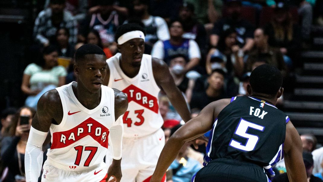 Dennis Schröder (l.) und Pascal Siakam (M.)