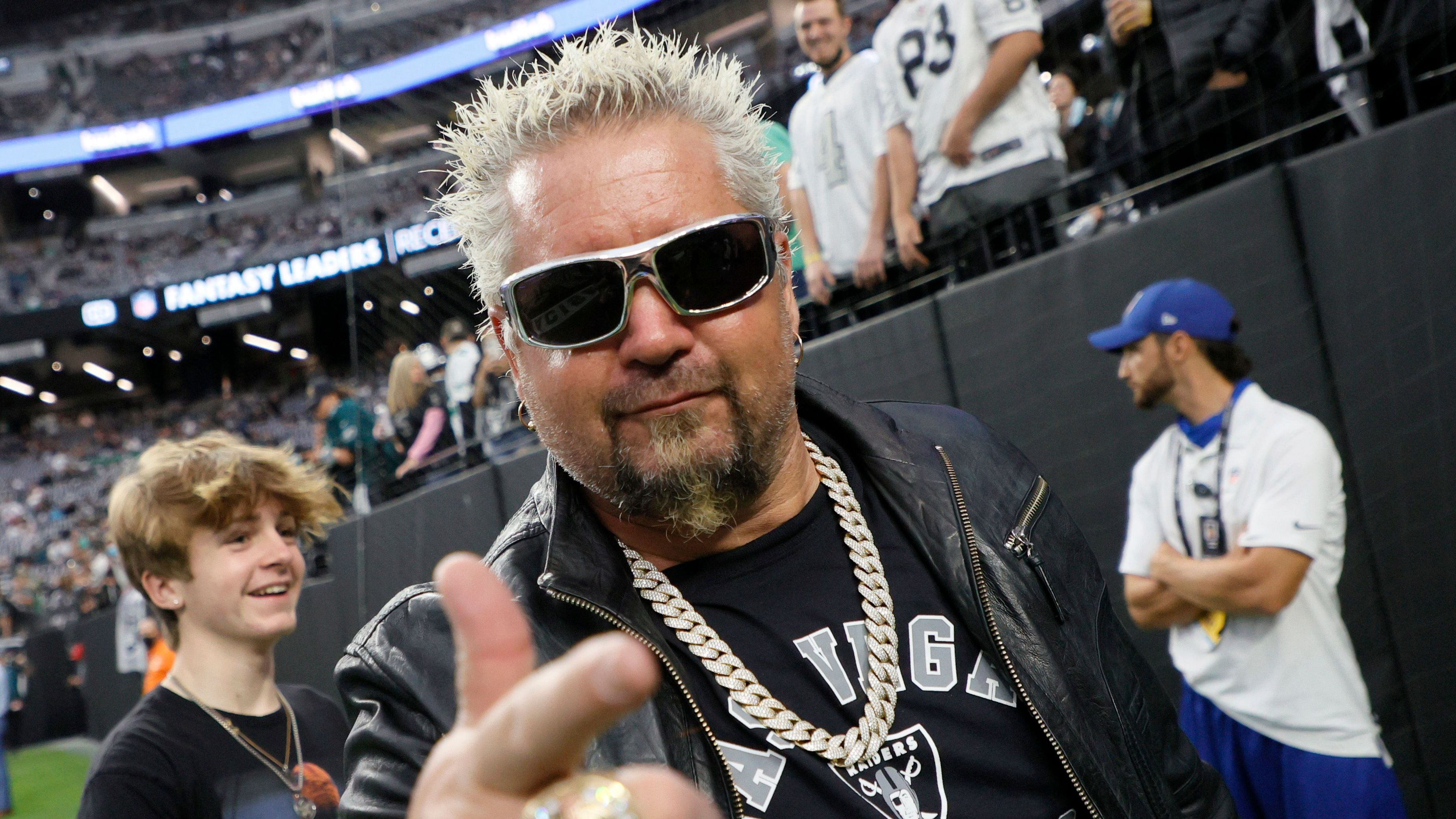 <strong>Guy Fieri (Las Vegas Raiders)</strong><br>Optisch passt Guy Fieri wie die Faust aufs Auge zu den Raiders. Der US-amerikanische Gastronom ist Hardcore-Fan des Teams aus Vegas.