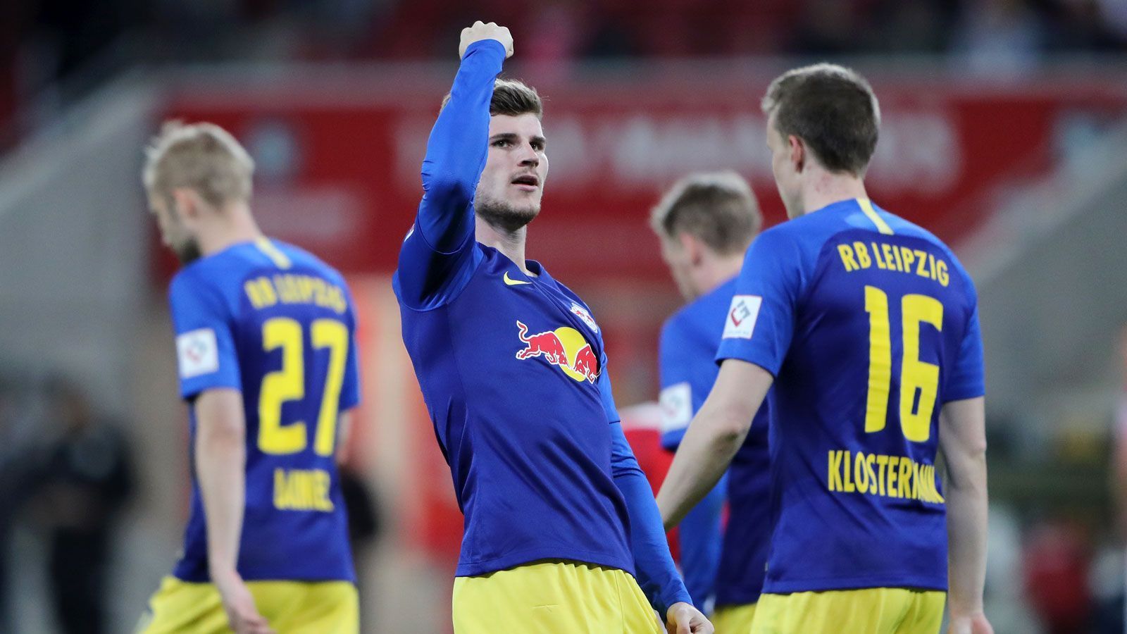 
                <strong>Werner knipst für Leipzig</strong><br>
                Oder doch nicht? Die Saison verläuft nicht nach Plan. Dortmund – mit einer sattelfesten Abwehr - thront fast unüberwindbar an der Tabellenspitze. Dahinter RB Leipzig, Timo Werner hat bis zur Winterpause schon 15 Mal geknipst. Und Gladbach auf Rang drei blüht unter dem neuen Trainer Marco Rose auf. Die Bayern, verletzungsgeplagt, schon mit deutlichem Rückstand auf Platz vier, knapp vor Bayer Leverkusen. Alarm! Die Champions League ist in Gefahr. Mia müssen was tun...
              