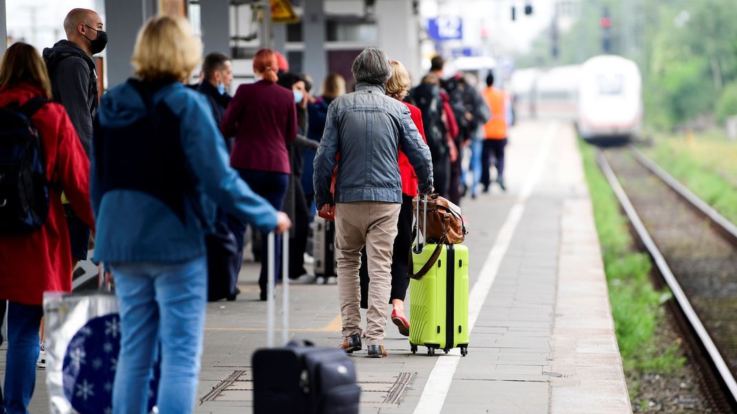 Reisende müssen ab November erneut mit Streiks bei der Deutschen Bahn rechnen.