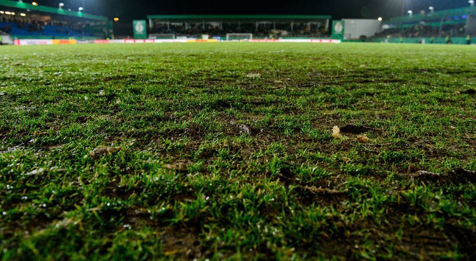 
                <strong>Schlechter Platz: DFB sagt Lotte vs. BVB ab</strong><br>
                Klar, ein englisches Geläuf war das nicht. Im ersten Moment wirkte das Spielfeld intakt.
              