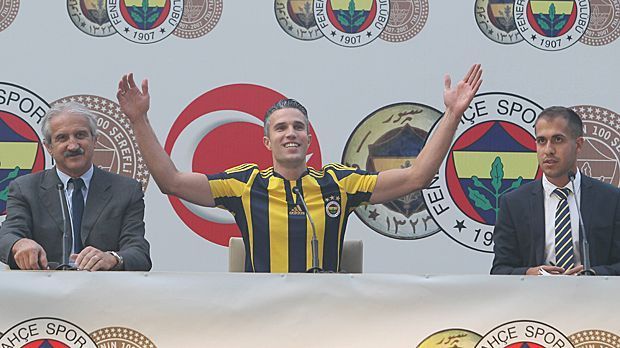 
                <strong>Robin van Persie (Fenerbahce)</strong><br>
                Das größte Aufsehen erregt aber Gala-Konkurrent Fenerbahce. Der Vize-Meister lässt sich die Dienste von Manchester Uniteds Robin van Persie 6,6 Millionen Euro kosten. Mit großem Brimborium wird der Niederländer im Sukru-Saracoglu-Stadion vorgestellt.
              