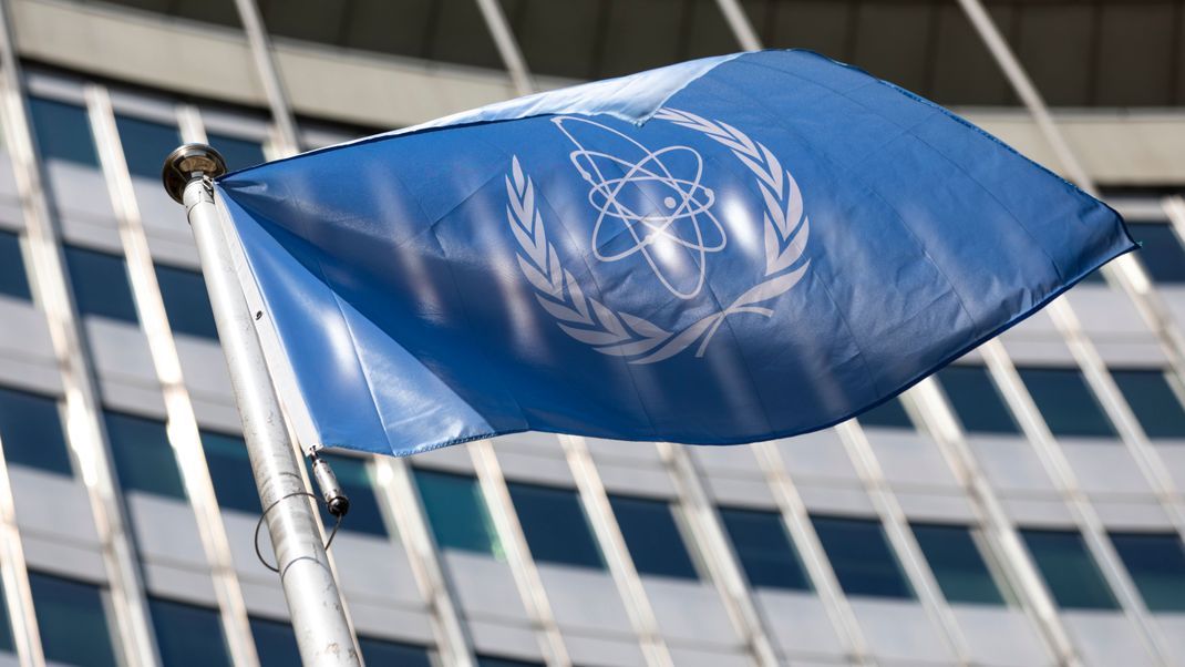 Die Flagge der Internationalen Atomenergie-Organisation, IAEA, am Eingang des Vienna International Center. 