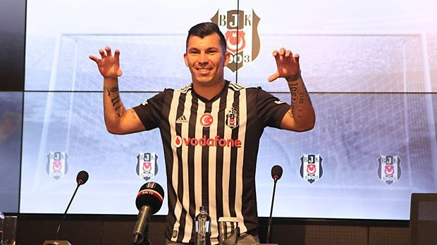 
                <strong>Gary Medel (Besiktas Istanbul)</strong><br>
                Vor Innenverteidiger Pepe wird bei Besiktas künftig ein ebenso kampfstarker Spieler auflaufen: Gary Medel. Der Abräumer wechselte kürzlich für geschätzte 2,5 Millionen Euro Ablöse von Inter Mailand nach Istanbul, wo er einen Vertrag bis 2020 unterschrieb. Damit wechselte der 30-Jährige nun in das sechste unterschiedliche Land, blickt auf Erfahrungen in seiner Heimat Chile zurück und spielte anschließend in Argentinien, England, Spanien, Italien und jetzt eben in der Türkei.
              