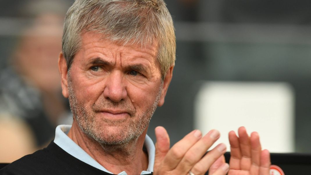 Friedhelm Funkel ist der einzige Trainer im deutschen Fußballsport, der insgesamt sechsmal mit einer Zweitligamannschaft in die 1. Bundesliga aufstieg